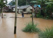 Lima Kampung di Sajingan Besar Terendam Banjir, Warga Masih Bertahan