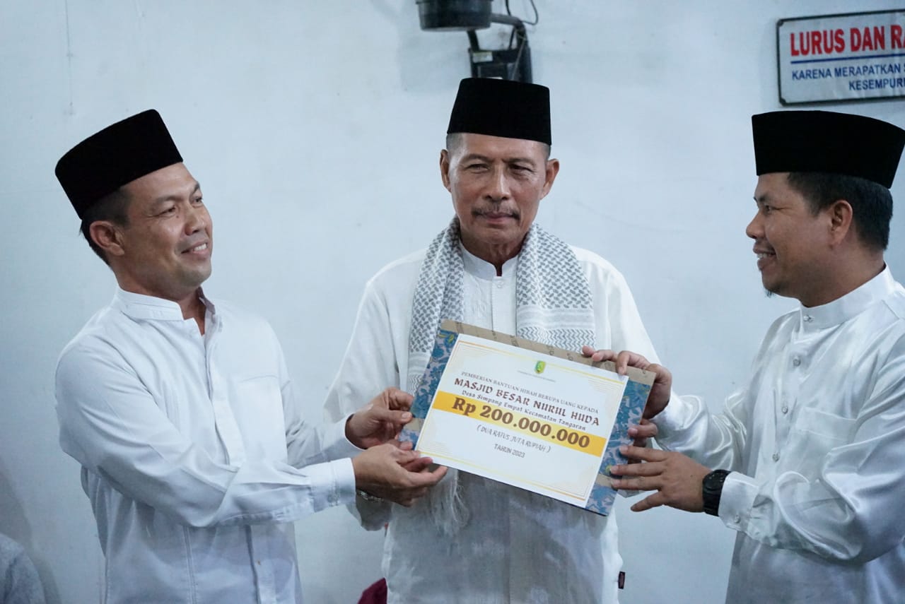 Bupati Sambas, Satono dan Ketua DPRD Sambas, Abu Bakar menyerahkan bantuan Rp.200 juta untu Masjid Nurul Huda, Desa Simpang Empat, Minggu 26 Maret 2023/Istimewa