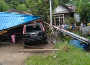 Tiang listrik PLN tumbang di Jalan M. Sohor, Jembatan 7, Dusun Lorong Putus, Desa Pemangkat Kota, Senin 3 April 2023./Kusno/Klik Sambas.