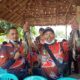 Long Edos menunjukkan udang hasil mancing peserta Gajik Season 1 di Sungai Semparuk Sebangkau.