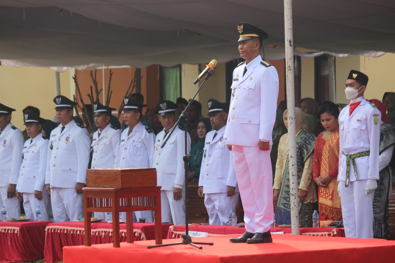 Upacara peringatan HUT ke-78 Republik Indonesia di Kecamatan Tebas berlangsung khidmat. Camat Tebas, Dedy Zulkarnain bertindak sebagai inspektur upacara, Kamis 17 Agustus 2023.
