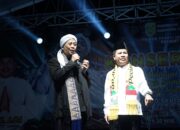 Penyanyi religi, Opick dan Bupati Sambas, Satono saat konser amal di Teluk Keramat, Minggu 10 September 2023.