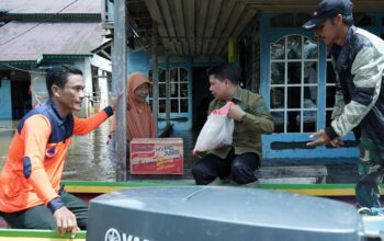 Bupati Sambas, Satono menyerahkan bantuan kepada korban banjir di Desa Semanga dan Sepantai, Kec. Sejangkung, Selasa 16 Januari 2024.